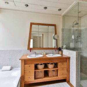 A quelle hauteur fixer miroir en bois dans une salle de bain  ?